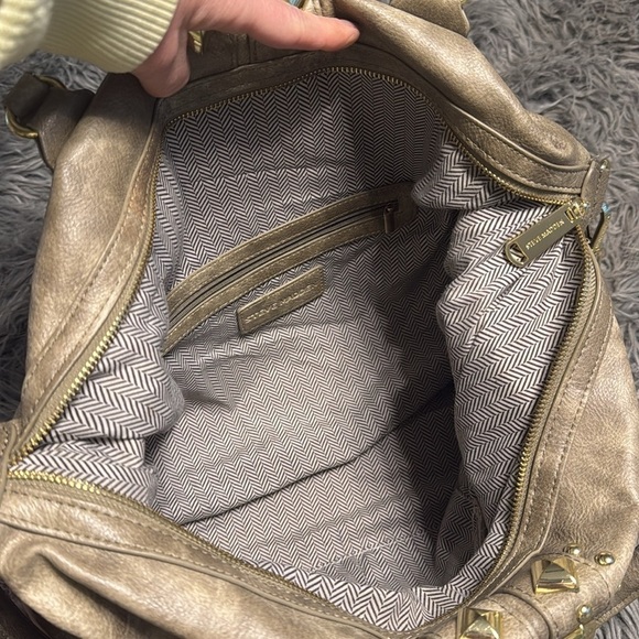 Steve Madden large tote bag with shoulder strap and gold accents - Picture 4 of 8